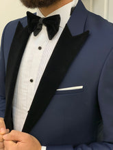 Laden Sie das Bild in den Galerie-Viewer, Kyle Slim Fit Dovetail Velvet Collared Smokin Tuxedo
