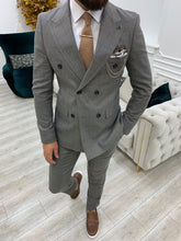 Laden Sie das Bild in den Galerie-Viewer, Luxe Slim Fit Plaid Light Grey Double Breasted Suit
