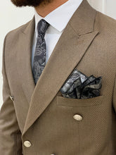 Laden Sie das Bild in den Galerie-Viewer, Vince Slim Fit Double Breasted Brown Suit
