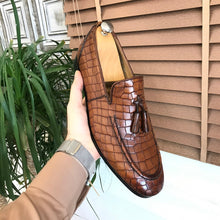 Laden Sie das Bild in den Galerie-Viewer, Lance Tasseled Camel Leather Loafer
